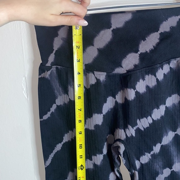 🎱PINK - Victoria's Secret PINK Active Seamless High Waist Tie Dye Capri - Picture 3 of 8